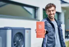 5 Jahre Garantie WOLF Mitarbeiter hält 5 Jahre Garantie Flyer