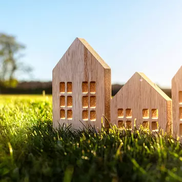 Energieeffizientes bauen Holzhaus-Modelle auf grüner Wiese