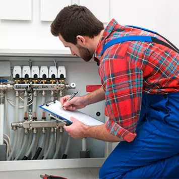 Heizungssanierung Handwerker an der Heizung